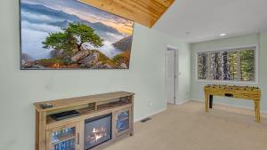 TV a/nebo společenská místnost v ubytování Pine Mountain - Unit 13