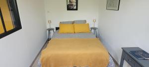 Postel nebo postele na pokoji v ubytování Location appartement dans mas provençal + 16 fotografií