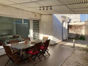 Un patio con una mesa y sillas en un patio. en Villa Dolce Rumore, en Bari
