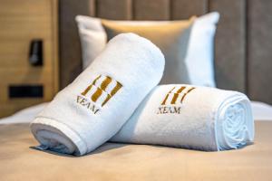En eller flere senge i et værelse på Hotel Helm