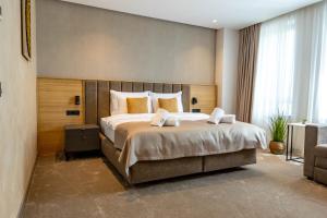 En eller flere senge i et værelse på Hotel Helm