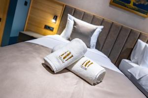 En eller flere senge i et værelse på Hotel Helm