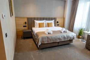 En eller flere senge i et værelse på Hotel Helm