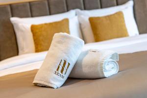 En eller flere senge i et værelse på Hotel Helm