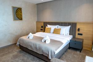 En eller flere senge i et værelse på Hotel Helm