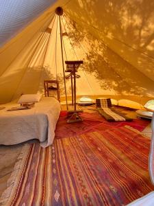 Postel nebo postele na pokoji v ubytování Bellissima Bell tent + 55 fotografií