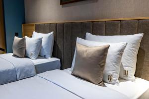 En eller flere senge i et værelse på Hotel Helm