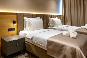 En eller flere senge i et værelse på Hotel Helm