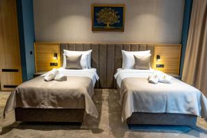 En eller flere senge i et værelse på Hotel Helm