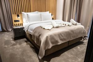 En eller flere senge i et værelse på Hotel Helm