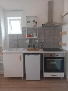 Η κουζίνα ή μικρή κουζίνα στο The Studio