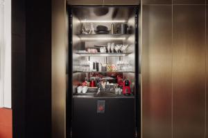 Il comprend une cuisine équipée d'un réfrigérateur et d'un évier. dans l'établissement L'Amour Suite - romantic getaway, à Tivat 22 autres photos