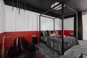 une chambre avec un lit et une baignoire dans l'établissement L'Amour Suite - romantic getaway, à Tivat