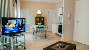 un soggiorno con televisione e una sala da pranzo di Casa Domenica a Baveno