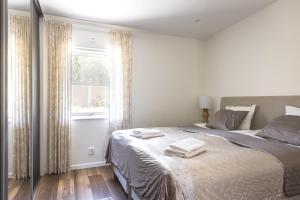 una camera da letto con un letto con due asciugamani sopra di Stenhuset a Linköping
