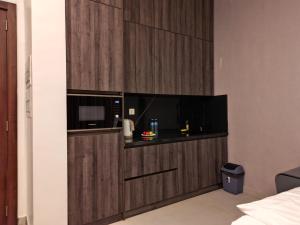 eine Küche mit einer Mikrowelle und ein TV im Zimmer in der Unterkunft Studio room in Ikeja in Lagos