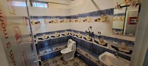 bagno con servizi igienici, lavandino e orinatoio di Hotel Elite Pokhara a Pokhara