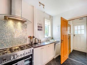 eine Küche mit einem Herd mit Backofen und einer Spüle in der Unterkunft Large 5 Bed House in Scarborough near the beach, Large Garden & HOT TUB in Scarborough
