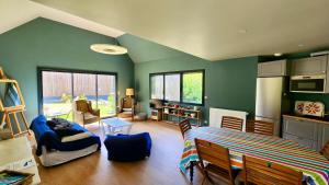 ヴール・レ・ローズにあるConfort détente près de la plageのベッドとリビングルームのある寝室