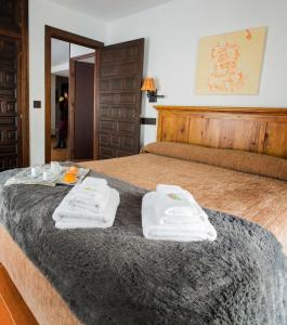 a hotel room with two towels on a bed at La Casa del Maestro de Música in Baeza