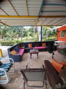 a living room with a couch and a table at Estancia Colibrí in Ricaurte