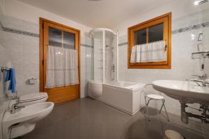 Koupelna v ubytování Baita Mirtillo