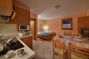 Kuchyň nebo kuchyňský kout v ubytování Baita Mirtillo