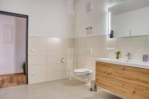 Koupelna v ubytování TheStationNest + 2 fotografie
