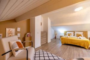 a bedroom with a bed with a yellow blanket at Le Boho - Charmant T3 avec climatisation et fibre in Bergerac