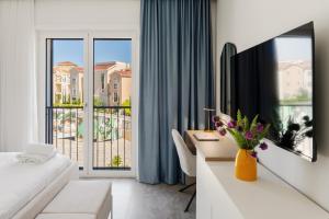 TV a/nebo společenská místnost v ubytování Nana & Nona Luštica Bay