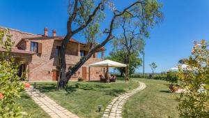 an external view of a house with a garden and a patio at Il Grillo 10, Emma Villas in Montepulciano Stazione