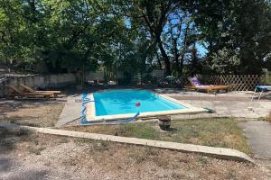 Πισίνα στο ή κοντά στο Maison confortable à Velleron de 50 m² avec piscine +35 φωτογραφίες