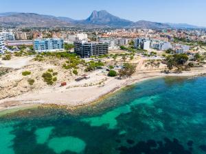 an aerial view of a beach with buildings and the ocean at Ca la Mar Villajoyosa in Villajoyosa