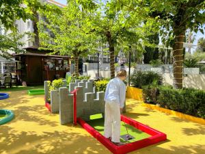 Vonkajšia záhrada v ubytovaní Rentalmar Salou Playa Family Suites & Pool