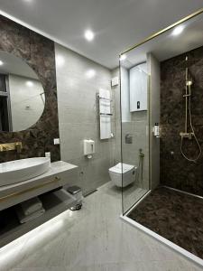 Uma casa de banho em Hotel Alexandar Lux