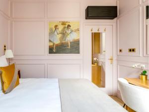Łóżko lub łóżka w pokoju w obiekcie Merveil - Luxury Suite - Louvre - Opera I