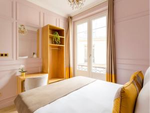 Łóżko lub łóżka w pokoju w obiekcie Merveil - Luxury Suite - Louvre - Opera I