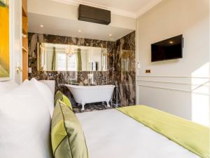 Łóżko lub łóżka w pokoju w obiekcie Merveil - Luxury Suite - Louvre - Opera I