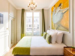 Łóżko lub łóżka w pokoju w obiekcie Merveil - Luxury Suite - Louvre - Opera I