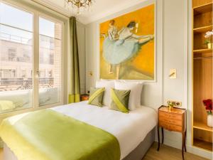 sypialnia z dużym łóżkiem i dużym oknem w obiekcie Merveil - Luxury Suite - Louvre - Opera I w Paryżu