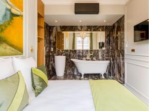 Łóżko lub łóżka w pokoju w obiekcie Merveil - Luxury Suite - Louvre - Opera I