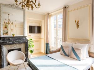 Łóżko lub łóżka w pokoju w obiekcie Merveil - Luxury Suite - Louvre - Opera I