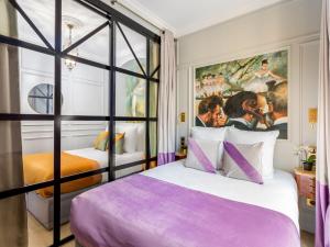 Łóżko lub łóżka w pokoju w obiekcie Merveil - Luxury Suite - Louvre - Opera I