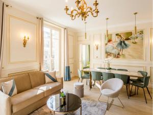 salon z kanapą i stołem w obiekcie Merveil - Luxury Suite - Louvre - Opera I w Paryżu