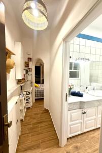Un baño con lavabo y un espejo grande. en PRECIOSO LOFT CON PISCINA, en Santa Cruz de Tenerife