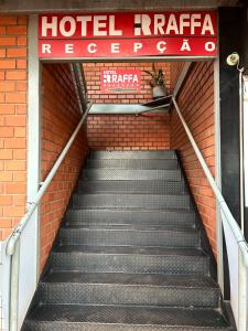 una rampa di scale che porta a un'agenzia di ritiro alberghiera di Hotel Raffa a Bandeirantes
