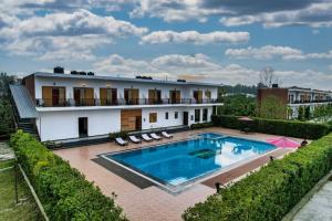 Bazén v ubytování Jimcorbett House by nishk nebo v jeho okolí