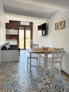 una sala de estar con una mesa y sillas en Moscatel - Harbor's Light, en Villajoyosa
