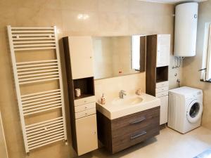 トロギールにあるApartments Russo - Apartments on the beachの洗面台と洗濯機を備えたバスルーム +61枚の写真