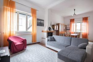 Area soggiorno di Lovely House with private pool 3X2 with jacuzzi and breakfast with garden and BBQ next seaside and train station